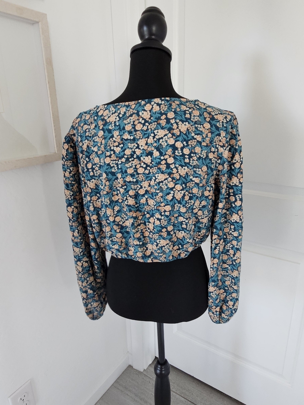 SO Teal Floral V-Neck Long Sleeve Drawstring Crop Top Blouse Size XL - Picture 7 of 13